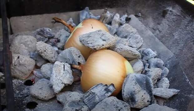 Вкусняшка с углей: какой деликатес можно приготовить из обычного лука