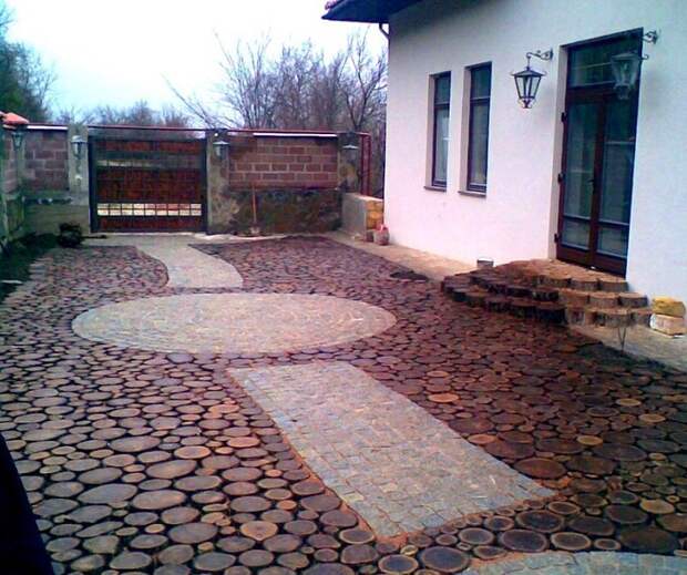 Дорожка из спилов дерева. \ Фото: lifehack.sait-pro-dachu.ru. Дорожка из спилов дерева. \ Фото: lifehack.sait-pro-dachu.ru.