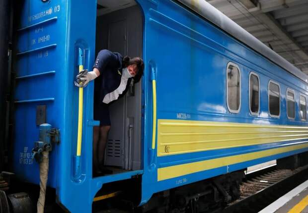 Потоп в вагоне: в поезде «Укразилизныци» лопнула прогнившая труба