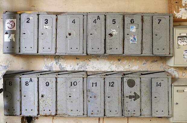 В подъезде дома на Ботанической починили почтовые ящики