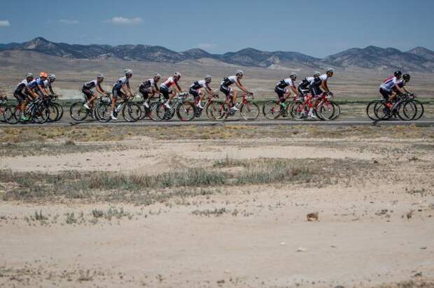 Команда Trek-Segafredo собирается во главе пелотона (фото: Jonathan Devich/epicimages.us)