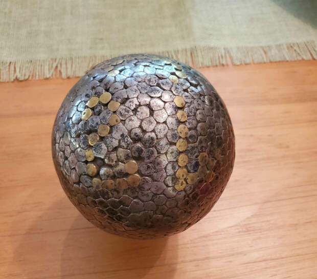 Металлический мяч из Парижа. | Фото: Reddit.