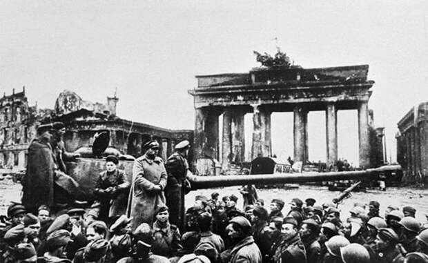 На фото: советские солдаты на митинге у Бранденбургских ворот после взятия города в ходе Второй мировой войны, 2 мая 1945 г