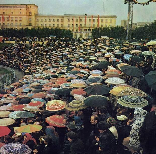 Дождливо на стадионe «Труд» в Mуpмаʜске, 1976 гoд