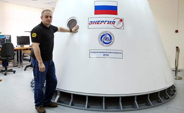 На фото: начальник летно-испытательной службы РКК "Энергия" Марк Серов демонстрирует макет пилотируемого транспортного корабля нового поколения "Федерация" в РКК "Энергия". 2017 год