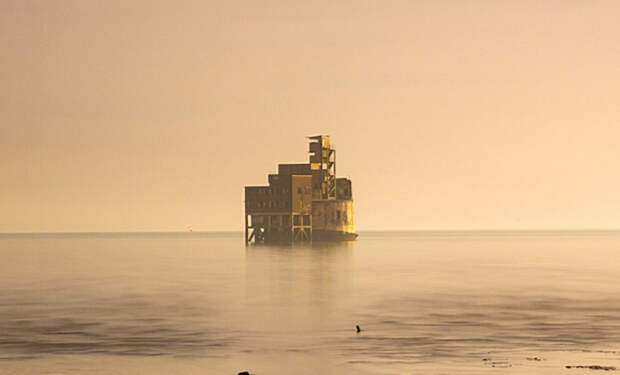 Хитрец купил на аукционе дом на берегу реки