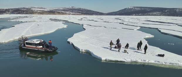 Спасатели эвакуировали 23 рыбаков с дрейфующей в Охотском море льдине