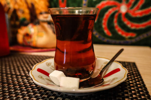 Врач Александр Умнов рассказал, что сладкий чай помогает быстро протрезветь