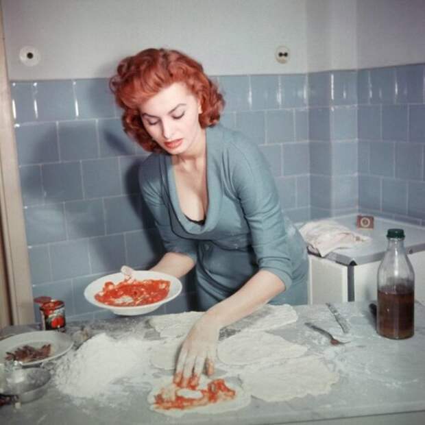 Киноактриса Софи Лорен готовит пиццу