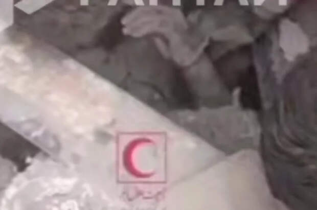 Появилось видео спасения мужчины из-под завалов в Тегеране после авиаударов
