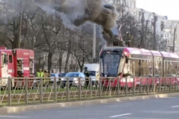 В Санкт-Петербурге загорелся трамвай с пассажирами