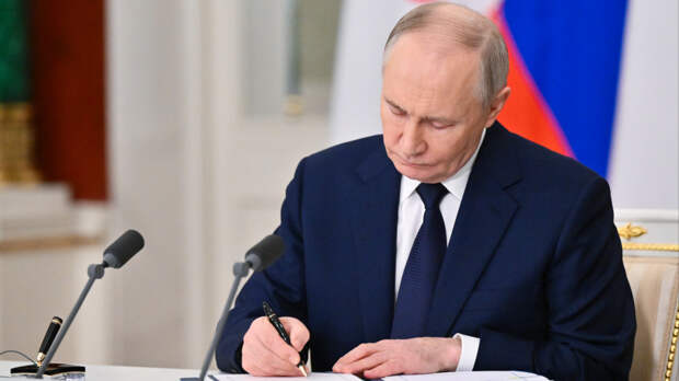 Путин подписал закон о сохранении выплат многодетным семьям