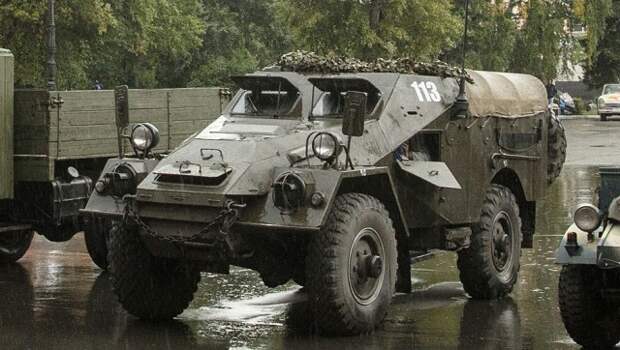 Мужчина из Новоалтайска ездит на работу на БТРе 1949 года