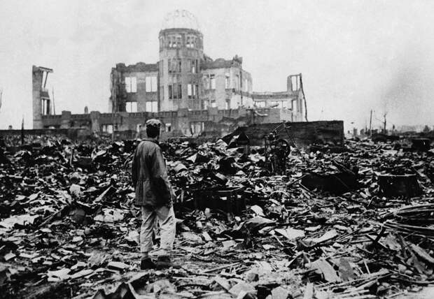 28. Человек смотрит на руины, оставшиеся после взрыва атомной бомбы в Хиросиме. (AP Photo)