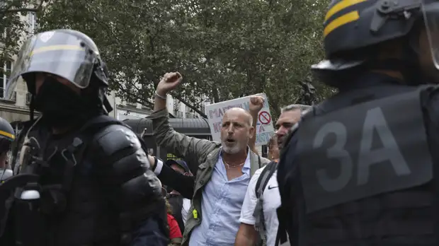 В Париже вновь проходят акции протеста против мер по борьбе с коронавирусом