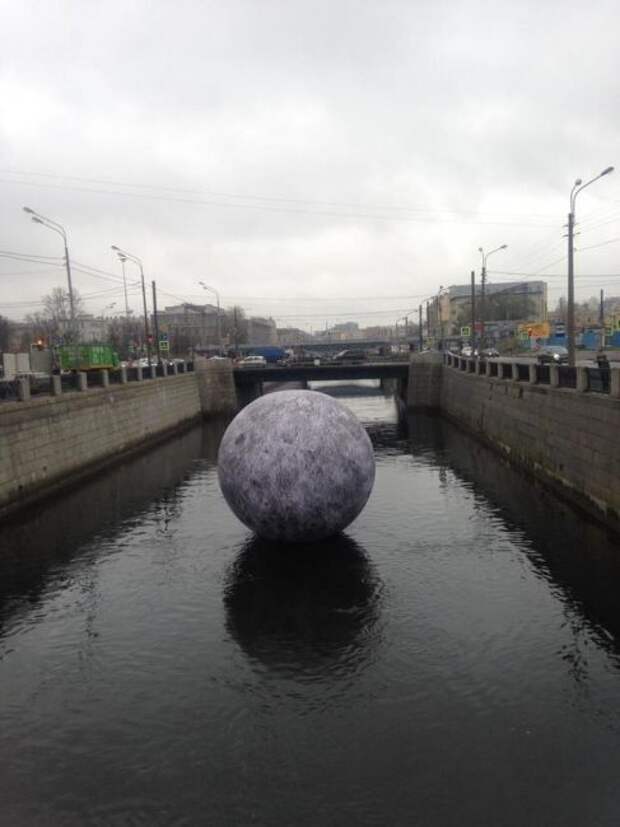 На Обводном канале плавает луна