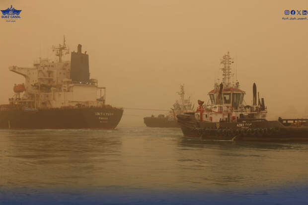 Сухогруз под флагом Панамы сняли с мели в Суэцком канале