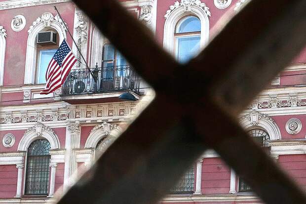Флаг на здании консульства США в Санкт-Петербурге. Фото: REUTERS