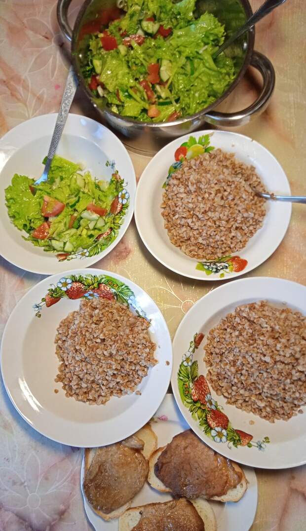 Готовлю мясо на бутерброды без заморочек и быстрый салатик с варёной колбаской.