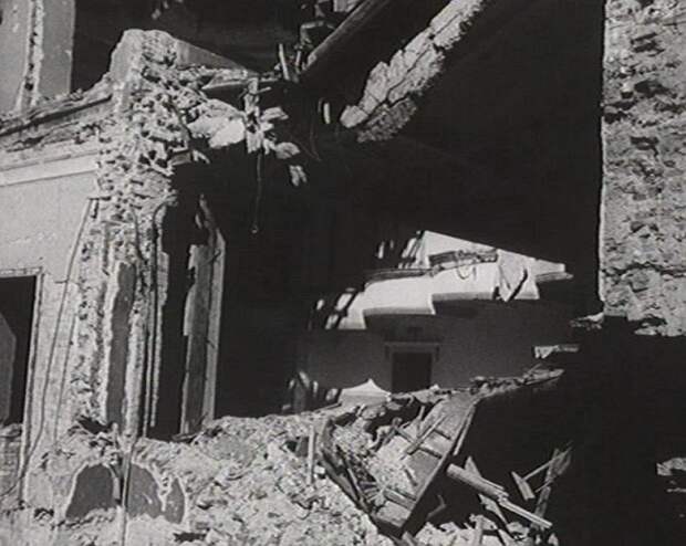 Здание театра имени Вахтангова в 1941 году.