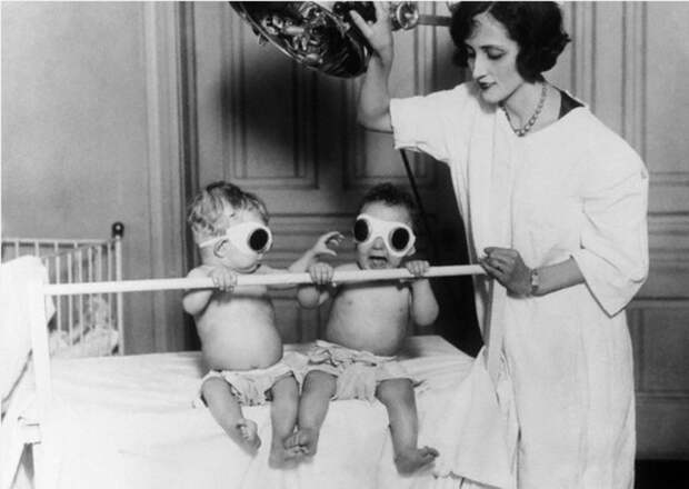 Медсестра облучает детей ультрафиолетом в 1927 году.