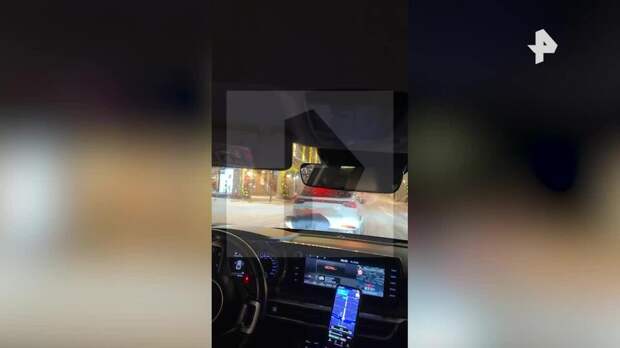 Водитель скрутил дебошира, набросившегося на машину такси в Петербурге