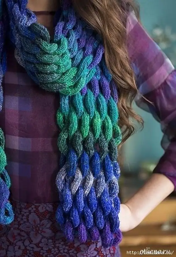 Красивый шарф связанный. Красивый шарф. Объемный шарф. Вязаные шарфы. Шарф многоцветный спицами.