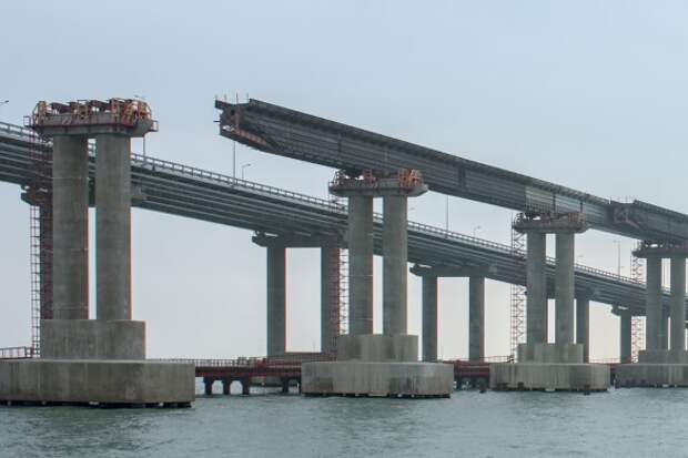 Строители заняты сооружением железнодорожной части Крымского моста. Фото: most.life