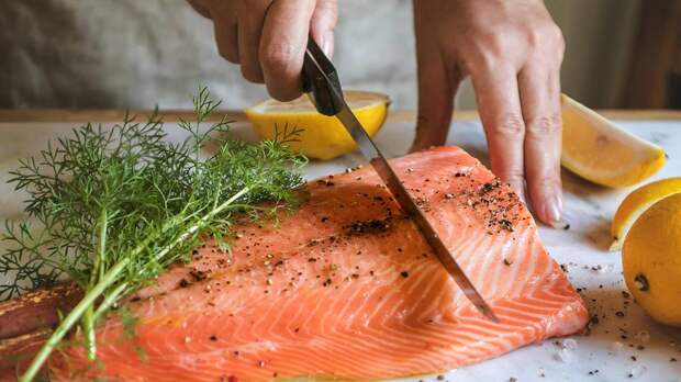 «Повторная заморозка — это катастрофа»: как правильно выбирать и хранить рыбу