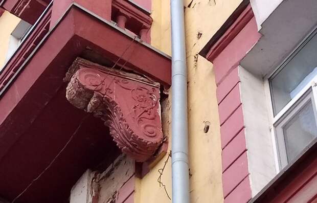 Безопасности орловцев угрожает кронштейн балкона гостиницы «Орел»
