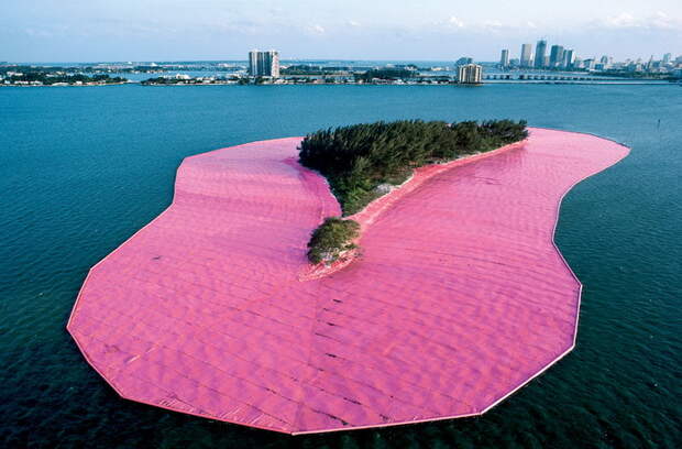 Один из островов, окруженных розовой тканью