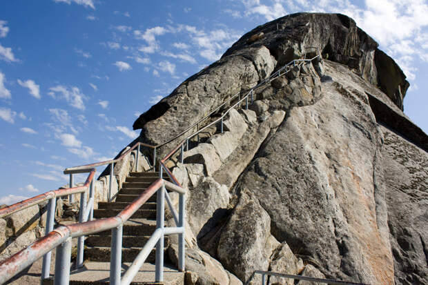 Моро, США Возраст этого гранитного монолита в форме купола оценивается в 100 млн. лет. Относительная высота Моро составляет 75 метров. На вершину монолита можно подняться по лестнице, состоящей из 400 ступенек.