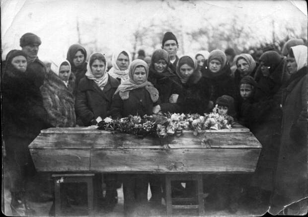 Фотографиями с похорон