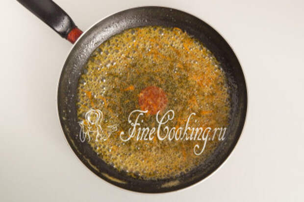 Ставим сковороду на сильный огонь и, помешивая содержимое, варим апельсиновый сироп-карамель около 3-5 минут