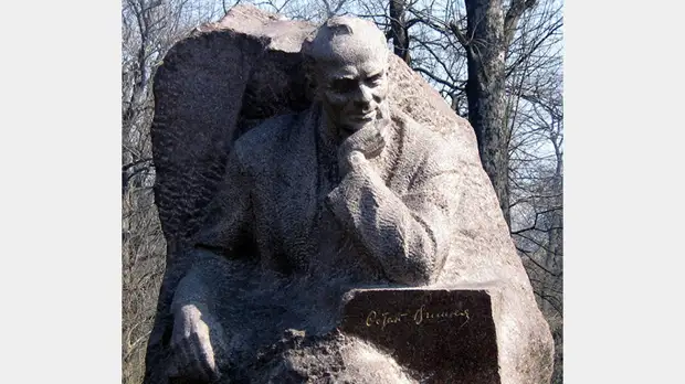 «Высмеивал украинских националистов»: почему в Киеве всё реже вспоминают о писателе Остапе Вишне