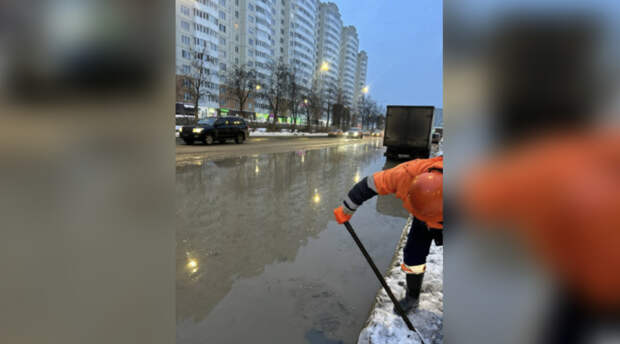 Из-за прорыва трубы на Маршала Захарова пришлось отключить водоснабжение