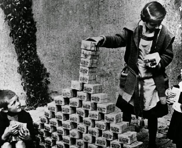 Дети играют с пачками денег в 1922 году. 