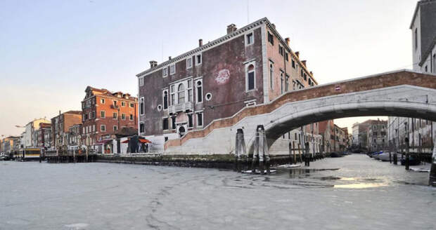 Замерзшие каналы Венеции, настоящее фото, 2012 год