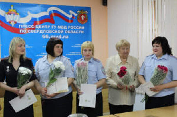 Артемовские полицейские поздравили своих коллег из подразделения по делам несовершеннолетних с профессиональным праздником