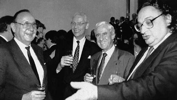 Министр иностранных дел Германии Ганс-Дитрих Геншер с коллегами - голландцем Гансом ван ден Броком, бельгийцем Жаком Поос и итальянцем Джанни Де Микелисом после подписания Маастрихтского договора. 7 февраля 1992 года