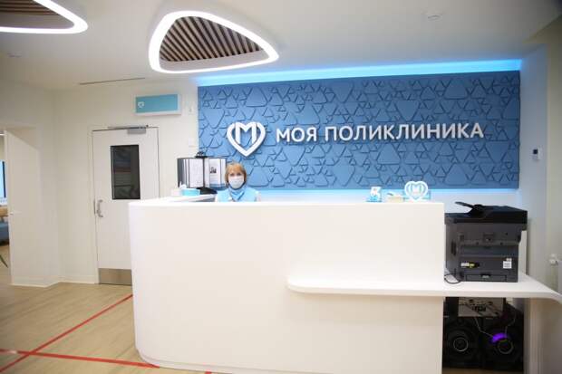 Стойка регистратуры в обновленной поликлинике / Фото: Роман Балаев
