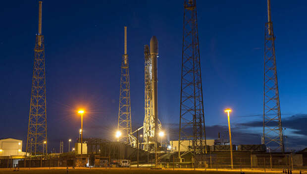 Ракета Falcon 9 с телекоммуникационным спутником Японии JCSAT-16 перед стартом с космодрома на мысе Канаверал, США. 13 августа 2016 Ракета Falcon 9 с телекоммуникационным спутником Японии JCSAT-16 перед стартом с космодрома на мысе Канаверал, США. 13 августа 2016