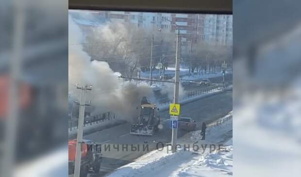 В Оренбурге убиравший снег тракторист тушил горящий Ford Fusion