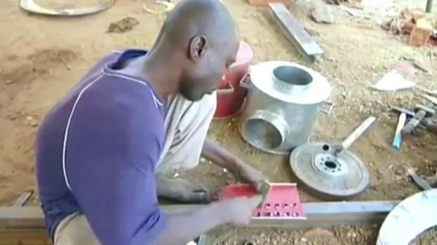 Картинки по запросу Печь из стальной бочки, красивая работа жестянщиков из Африки