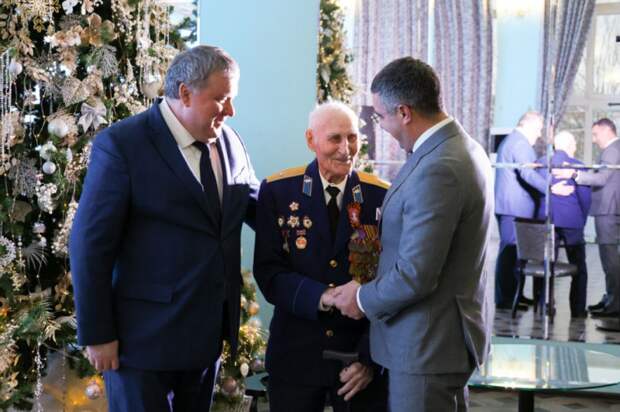 Руководители Тулы поздравили ветерана