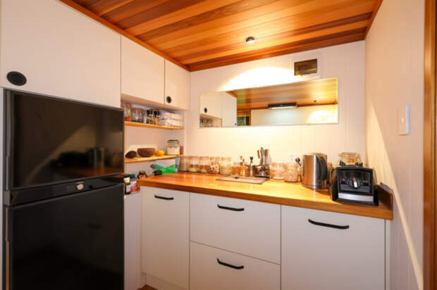 Дополнительный кухонный уголок. | Фото: livingbiginatinyhouse.com. Дополнительный кухонный уголок. | Фото: livingbiginatinyhouse.com.