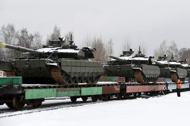 Бойцам в зону СВО отправили танки с новогодними поздравлениями и подарками