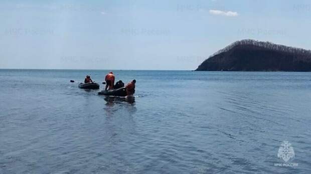 Двух рыбаков на надувной лодке спасли в Приморье