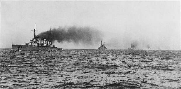 21 ноября 1918 года. «Зейдлиц» возглавляет колонну германских кораблей, идущих на интернирование в Скапа-Флоу. За ним видны «Мольтке», «Дерфлингер», «Гинденбург» и «Фон дер Танн»