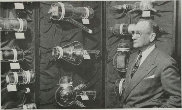 Vladimir_Zworykin_and_historic_TV_tubes.jpg Vladimir_Zworykin_and_historic_TV_tubes.jpg